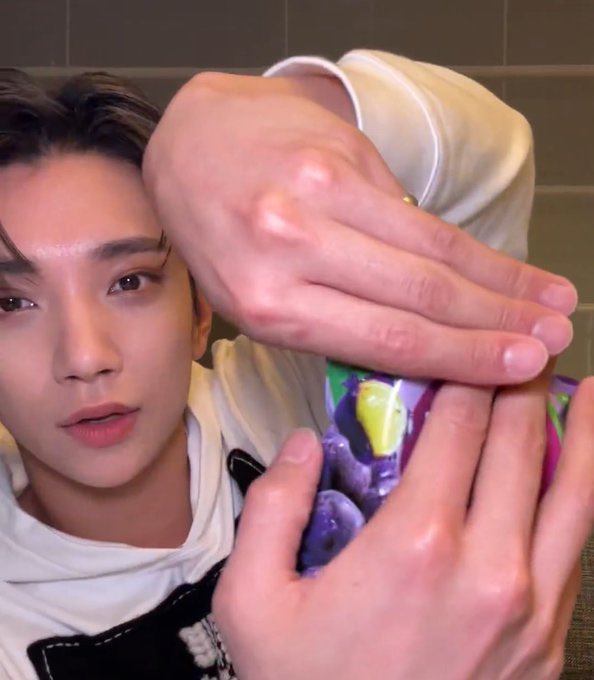 tabekk0's tweet image. ジョシュアさん「商品名出して大丈夫かな……出さないほうがいいかな……これなんですけど(隠)」
ミンギュさん「サントリーの角ハイです！！！！うめぇ！！！！！」