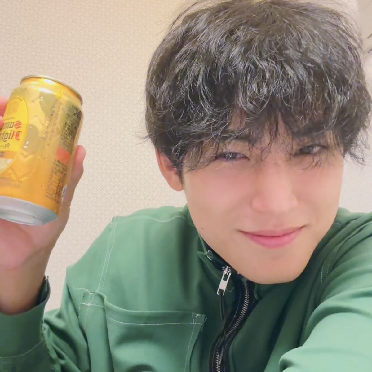 tabekk0's tweet image. ジョシュアさん「商品名出して大丈夫かな……出さないほうがいいかな……これなんですけど(隠)」
ミンギュさん「サントリーの角ハイです！！！！うめぇ！！！！！」