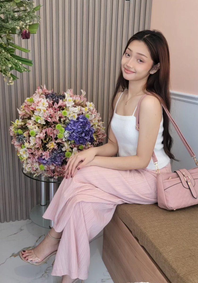 SlayGehlee's tweet photo. Fav pre debut pic of Gehlee!💗 https://t.co/a16WPCQmNi