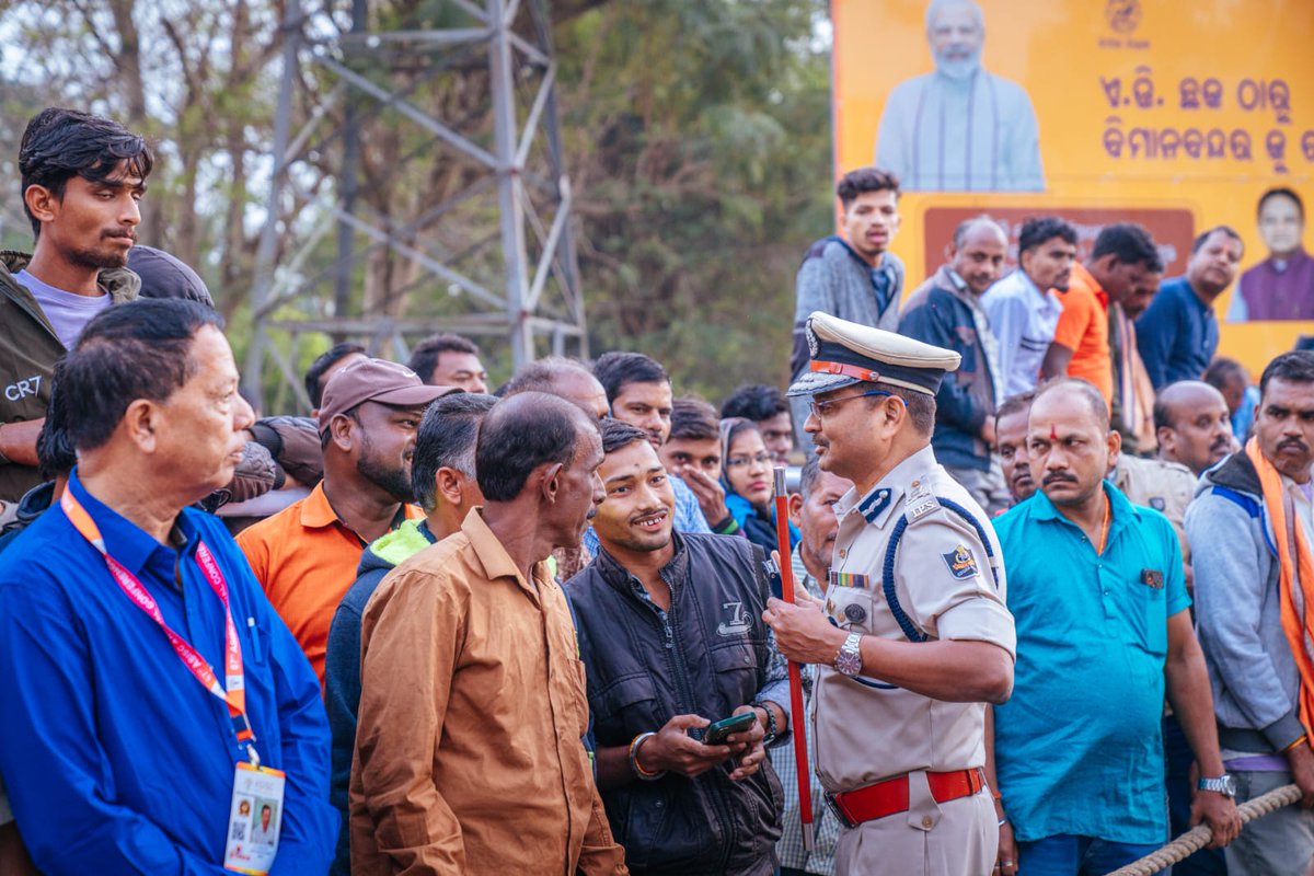 cpbbsrctc's tweet image. #WeCareWeDare 
From directing traffic to assisting citizens, Commissionerate Police, along with the people of Bhubaneswar, is committed to ensure minimal disruption on the ground during the visit of high-profile delegates for the DGsP/IGsP Conference .