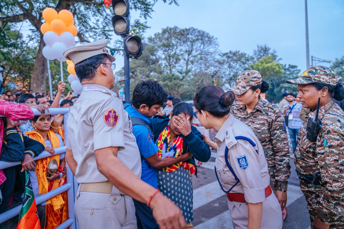 cpbbsrctc's tweet image. #WeCareWeDare 
From directing traffic to assisting citizens, Commissionerate Police, along with the people of Bhubaneswar, is committed to ensure minimal disruption on the ground during the visit of high-profile delegates for the DGsP/IGsP Conference .