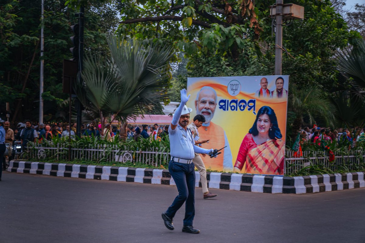 cpbbsrctc's tweet image. #WeCareWeDare 
From directing traffic to assisting citizens, Commissionerate Police, along with the people of Bhubaneswar, is committed to ensure minimal disruption on the ground during the visit of high-profile delegates for the DGsP/IGsP Conference .