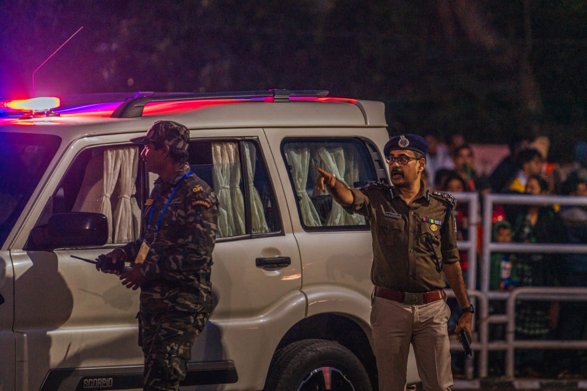 cpbbsrctc's tweet image. #WeCareWeDare 
From directing traffic to assisting citizens, Commissionerate Police, along with the people of Bhubaneswar, is committed to ensure minimal disruption on the ground during the visit of high-profile delegates for the DGsP/IGsP Conference .