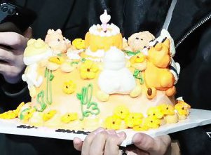 EN7ernally's tweet photo. their anniversary cake is so cuteee 😭 https://t.co/xlqRsRmd8x