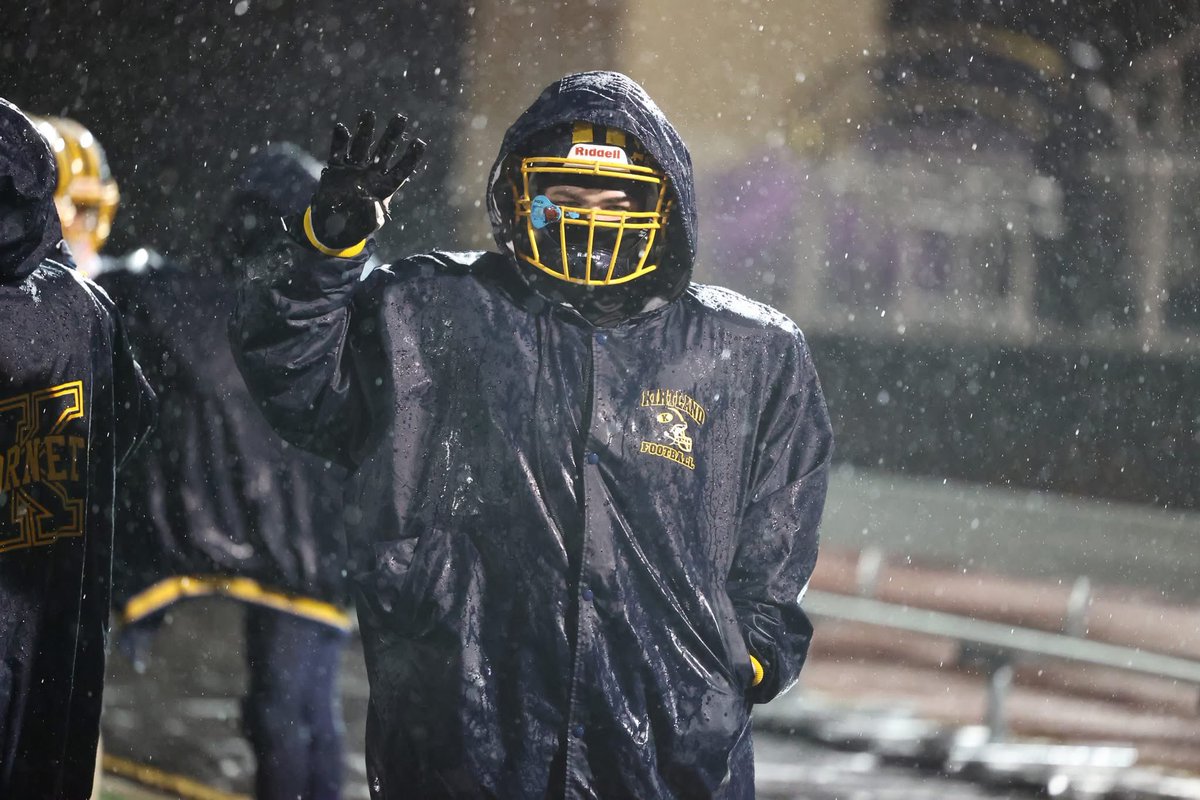 Kirtland’s unofficial stats in tonight’s 41-6 Final Four victory:

• 0-for-0 passing, 0 pass yards, 0 sacks

• 59 carries, 465 rush yards (7.9 yards per carry), 6 rushing TD 💪

We’ve been told to tag <a href="/SickosCommittee/">Sickos Committee</a>, so we will. 🤠

#HornetPride🐝