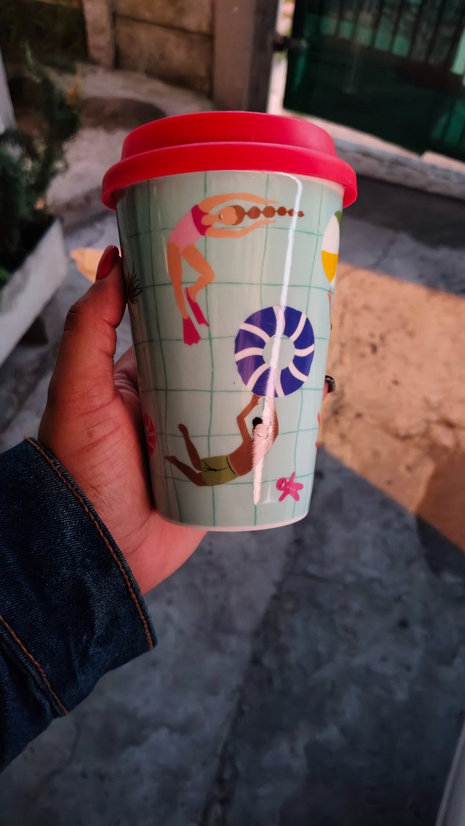 Cinfy_Cindy's tweet photo. @WOOLWORTHS_SA 
I need a sleeve for this cup please. I can't be burning my hands. Danko 🤌🏾 https://t.co/T5S0fJ679u