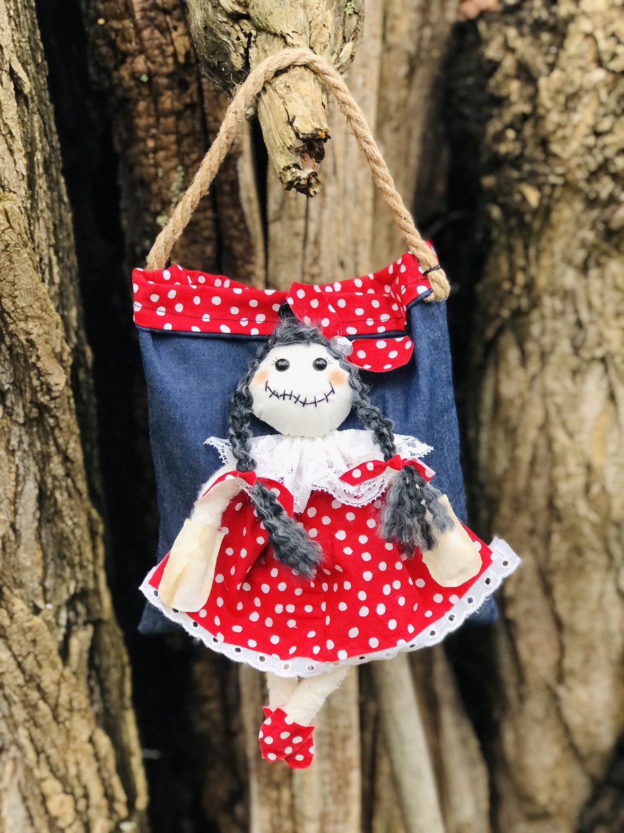 will show you how attach a doll to this cute little tote bag that I made. youtube.com/shorts/bqQ0Yb5…