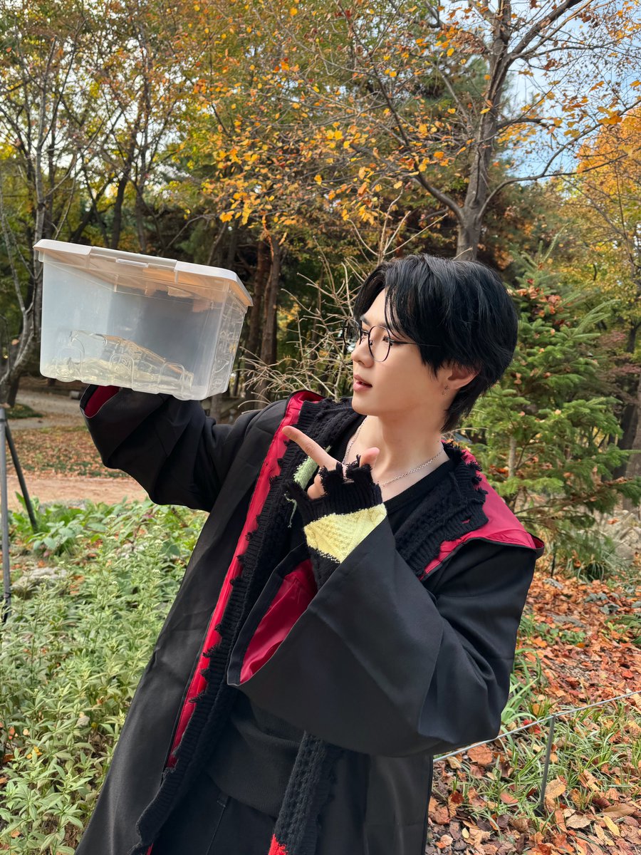 WayV_official's tweet photo. 🧹🐻🪄

#순간뽀짝세상에이런아이돌이
#KUN #钱锟 #쿤
#WayV #威神V #FREQUENCY
#WayV_FREQUENCY https://t.co/rRZ2co3mkX
