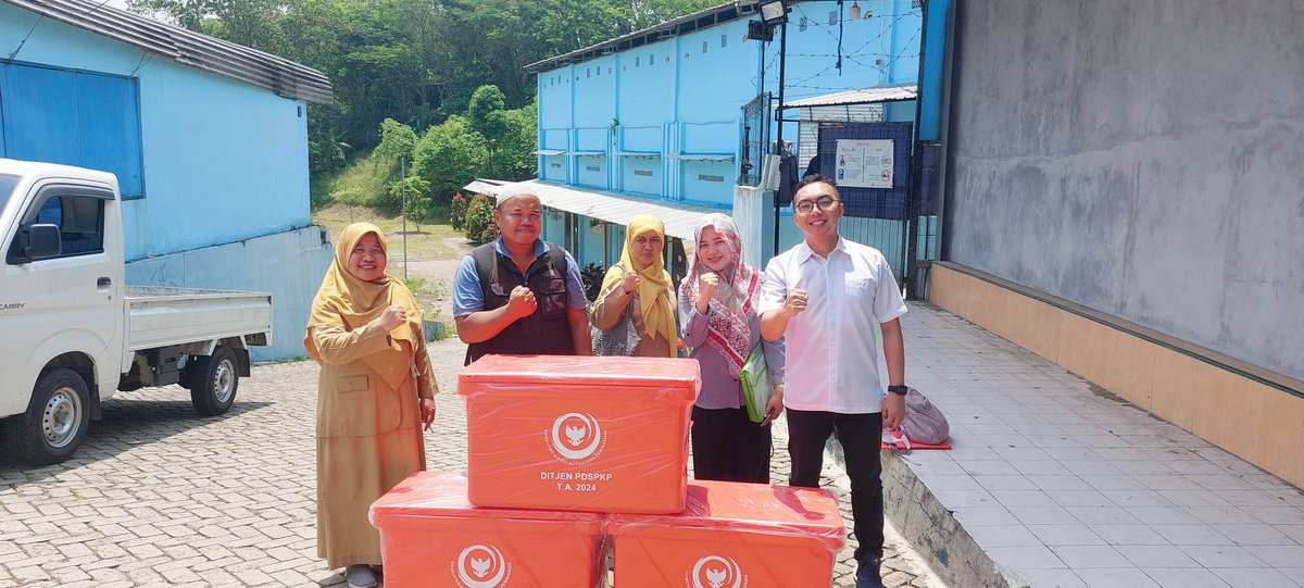RickyA_Luhkan's tweet photo. Selasa (15/10) dan Senin (21/10), Ricky Arsenapati, Luhkan Kab. Bogor Pendampingan Klp. Penerima Bantuan Pemerintah (Cool box) - KKP Pokdakan Bina Manunggal Madiri Kec. Caringin
#GiatLuhkanSatminkalBogor #Bgr 
@brpbatpp_bogor
@bppsdm_kp
@pusluh_bppsdm https://t.co/kKw4J515SJ