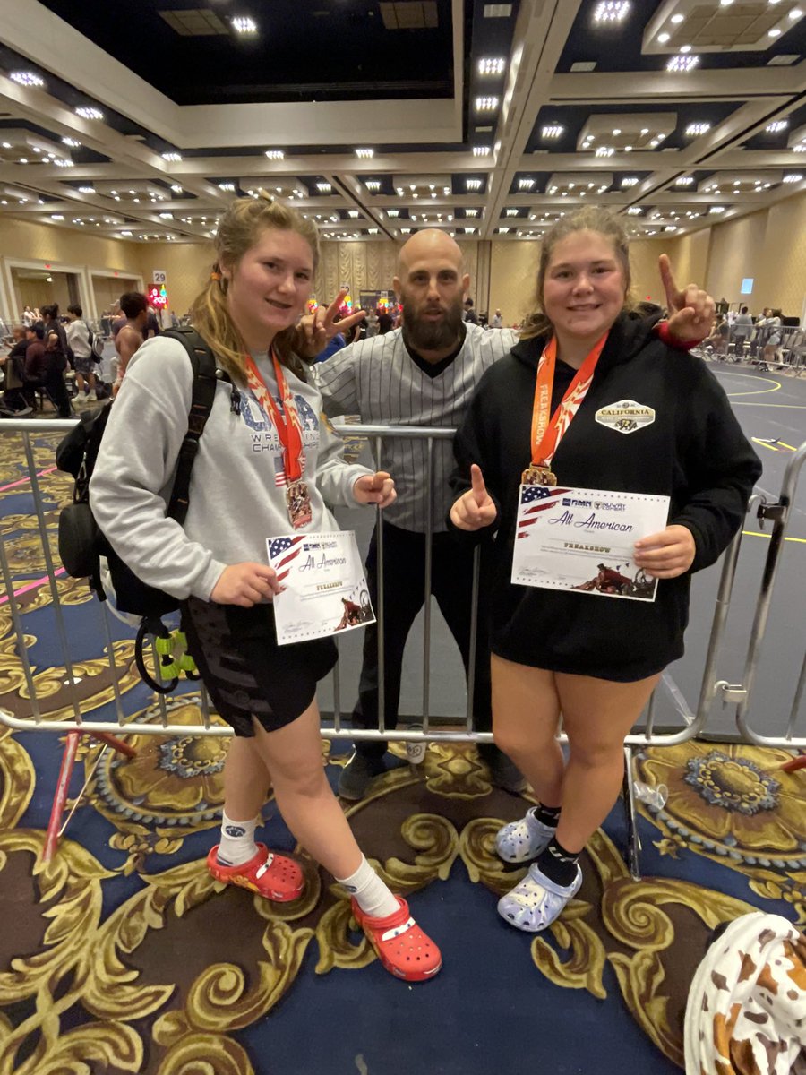 ACHS_LadyScorps's tweet photo. Trinity Tipton and Tegan Moise celebrating their All American honors with Coach Trevor at the FreakShow in Las Vegas @VCPreps @CamarilloAcorn https://t.co/ZOIIDfintG