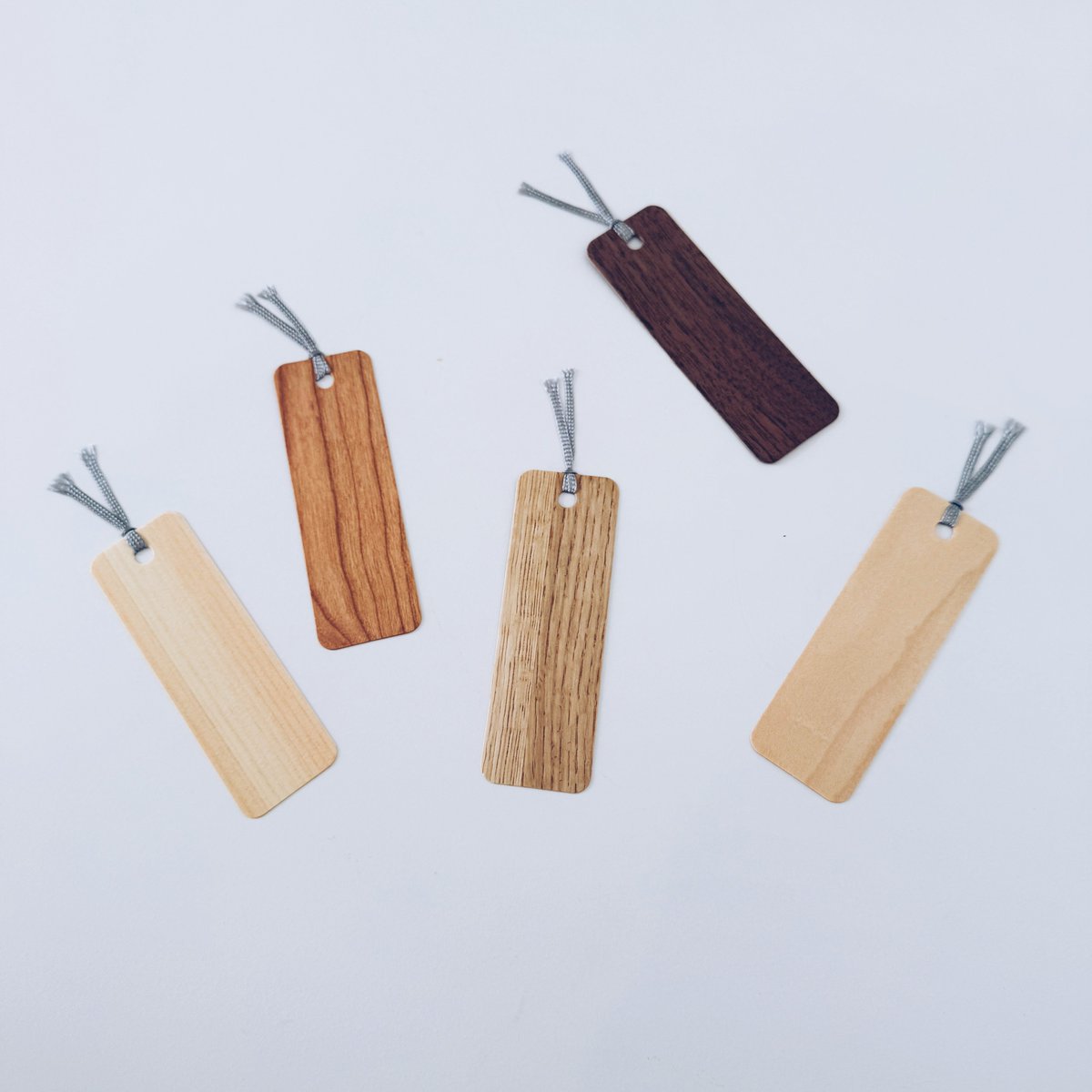 Standard Productsの、いろいろな樹種の木製しおり。5つの木のそれぞれ