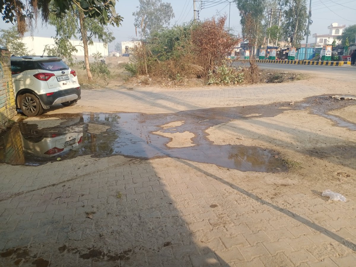 Sandeep54967499's tweet photo. @cmohry @anilvijminister @BJP4Haryana  आदरणीय यह खरावड़ गाँव जिला सांपला में पड़ता हैं। यह पंचायत भवन के सामने पानी लीकेज कर ��हा हैं जिसकी वजह से पानी दीवार की नींव में जा रहा हैं औऱ दीवार गिरने का खतरा हें। इसकी शिकायत जल विभाग में कर दी गई हैं लेकिन कोई कार्यवाही नही हुई हैं। https://t.co/t2Krtn1Swt
