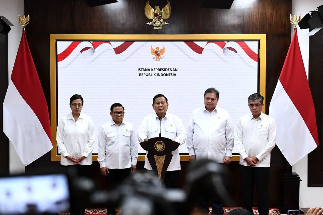 prabowo's tweet photo. Penyampaian keterangan pers perihal kenaikan upah minimum nasional tahun 2025 di hadapan rekan-rekan pers yang bertugas di Istana Negara. 

Kesejahteraan buruh adalah sesuatu yang sangat penting. Kita akan perjuangkan terus perbaikan kesejahteraan mereka. https://t.co/S8XckD0kMP