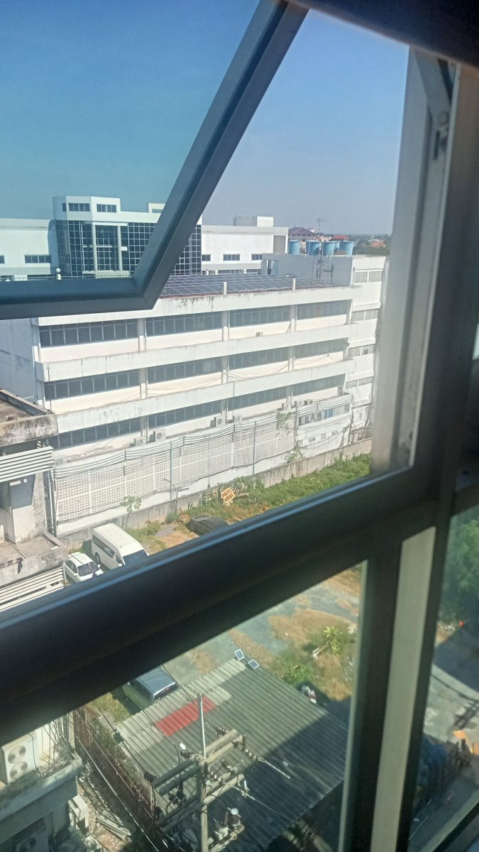 inobu_'s tweet photo. 今日はゴルフへ行かずに、部屋でのんびり。7階の部屋の窓から顔を出すと、もんでもないいい風がー！タイはいい季節です。 https://t.co/9wBVvDW752