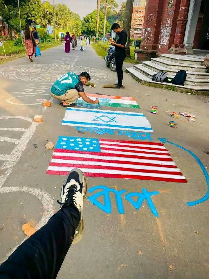 ChronosAnubis's tweet photo. US Flag is under Bangladeshis Foot. Massive disrespect towards American, Indian, Isreali flags in Bangladesh.
.
.
.
.
.
.
.
.
.
.
#USElection2024 #USA2024 #USA #CNN  #America #Trump  #Military #GazaHolocaust #Israel #India #FoxNews #bbcnews https://t.co/mgmOamIYkb