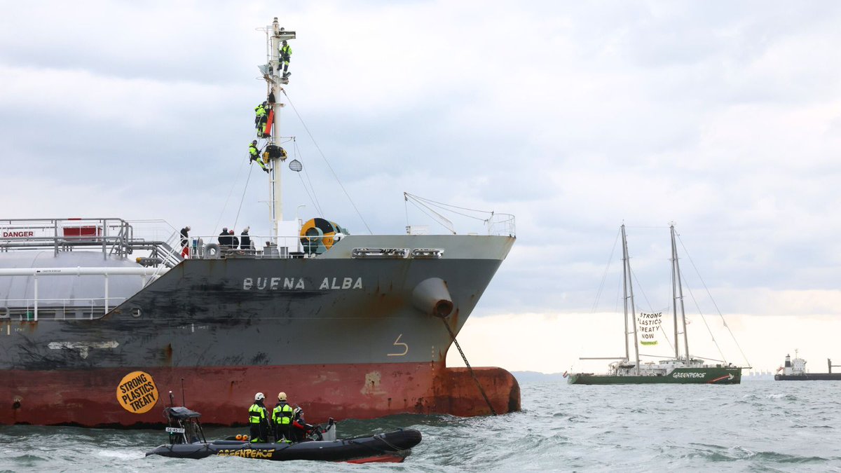 🚨BREAKING: Greenpeace International activists are challenging the plastics industry during critical final #PlasticsTreaty talks in South Korea by peacefully boarding a tanker waiting to load TOXIC plastic chemicals from Daesan, South Korea. 👉🧵to learn why