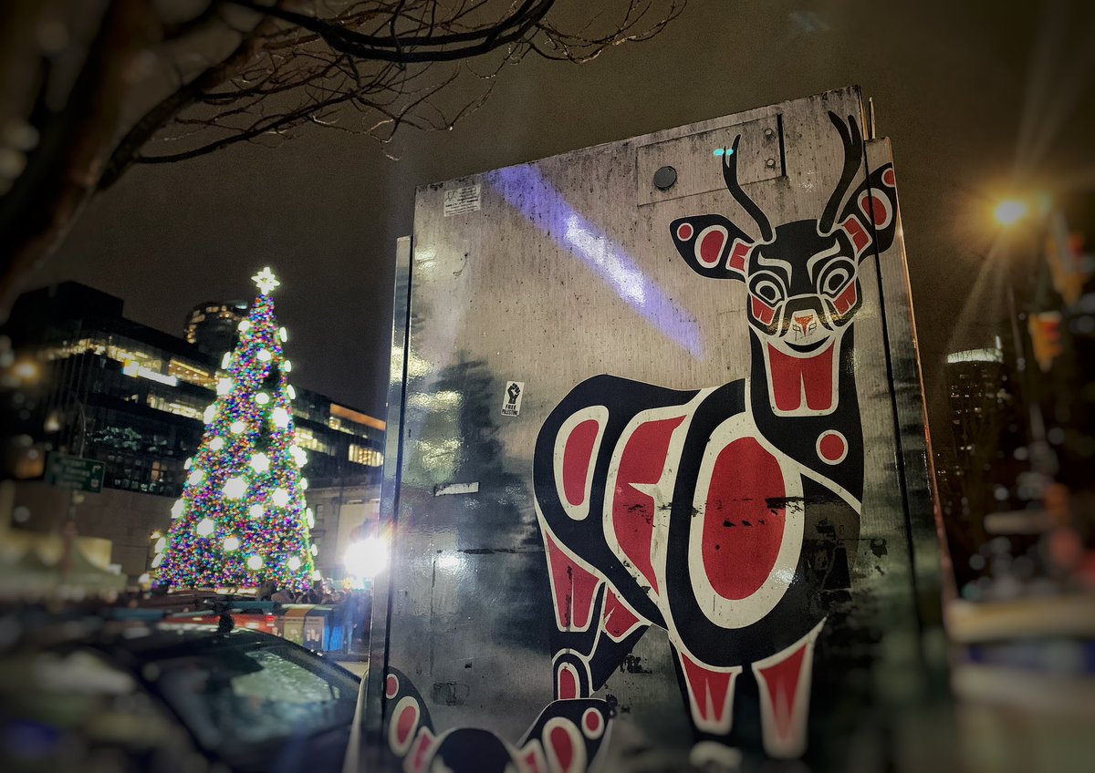 Tonight: the annual Vancouver Christmas Tree Lighting Celebration at the Vancouver Art Gallery in šxʷƛ̓ənəq Xwtl'e7énḵ Square #vancouver ✨🎄🎁