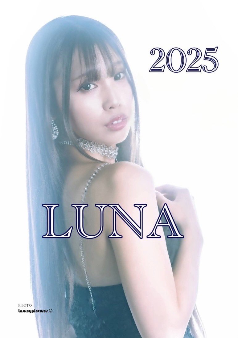 LunaStaff's tweet photo. 【#2025年 #カレンダー 販売開始】

今年も壁掛け(A3)と
卓上(横長)の2種類をご用意😁

完全受注生産の為、
発送に少々お時間をいただきますので
早めのご購入をオススメいたします‼️
12月24日のライブにて��購入いただけます🔥

ぜひ2025年LUNAと一緒に過ごしましょう✨✨

https://t.co/3WqEBZQf9S https://t.co/dte710eIH9