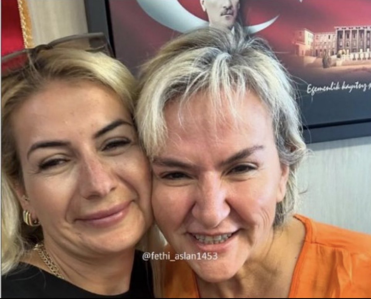 dijital_baba's tweet photo. Şu soldakinin yanağında duran vekil hanım mecliste, çocuğunu başı boş sokak köpeklerine kurban veren ac��lı anneyi görmezden gelmiş, onu azarlamıştı.

Şimdi sağ yanaktaki, köpek istismarı yaparak topladığı yardım paralarının 12 milyoncuğunu cukkalamaktan gözaltına alındı. Hatta bu işle alakası olan 20'ye yakın kişi yakalandı. Yani baya organize işler.

Ben vekil olsam suçluların değil acılı anaların yanında dururdum.