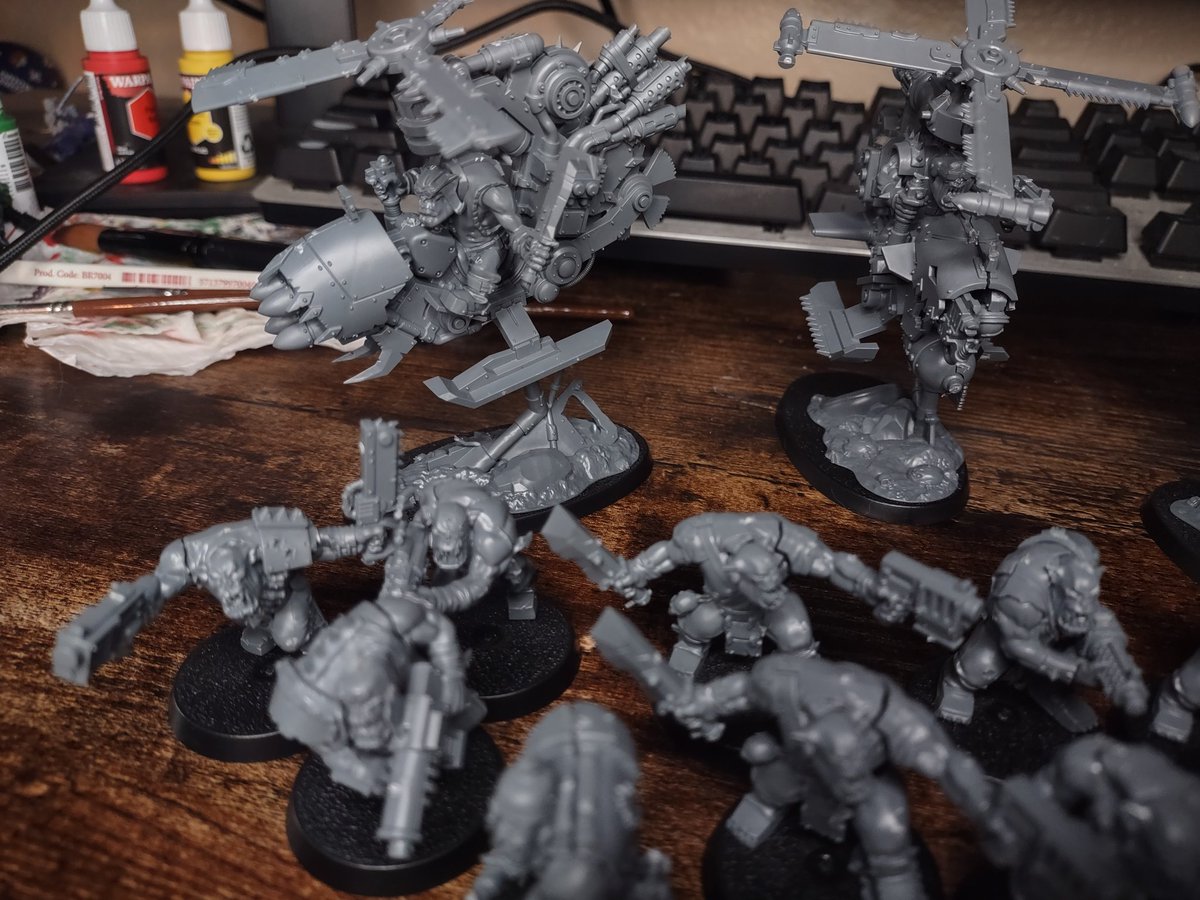 absentbugdad's tweet photo. My first time constructing my own models. Was both harder and easier than expected. More Boyz and some new Deffkoptas
#warhammer #orkz https://t.co/iMNHdKvf3Y