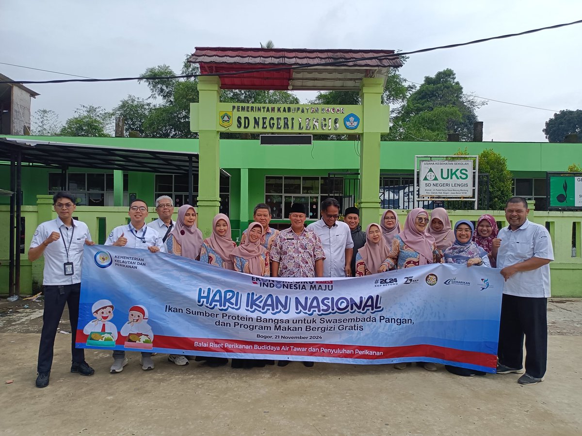 RickyA_Luhkan's tweet photo. Kamis (21/11), Ricky Arsenapati, Luhkan Kab. Bogor, Kegiatan Sosialisasi Gemarikan dan Program Makan Bergizi Gratis (MBG) BRPBATPP Bogor untuk SD di wilayah Ds.Warung Menteng, Kec.Cijeruk
#GiatLuhkanSatminkalBogor #Bgr 
@brpbatpp_bogor
@bppsdm_kp
@pusluh_bppsdm https://t.co/z7QrU1N6UM