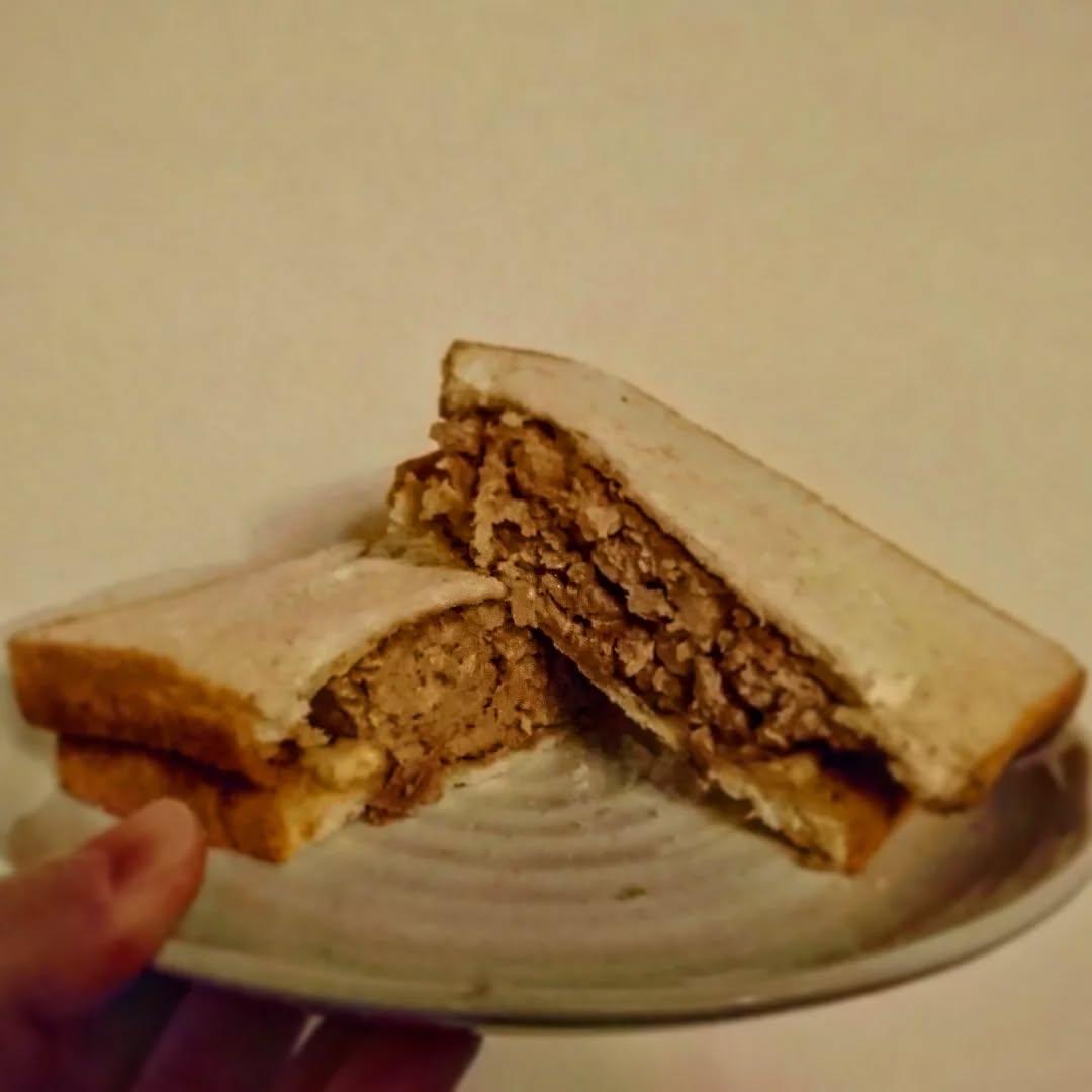 enterthe007's tweet photo. サンドイッチを作ったよ!
パティのハンバーグも粗挽き肉で手作りです。
#サンドイッチ #サンドウィッチ #ハンバーグ #hamburger #sandwich #beef #beefs #b粗挽きハンバーグ #粗挽き肉 #手作りハンバーグ #パン #おいしいハンバーグ #美味しいハンバーグ #美味しいサンドイッチ #おいしいサンドイッチ https://t.co/QiLiwGkBjW