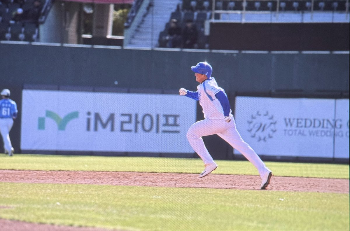 1999O717's tweet photo. 좌타그라운드홈런인지뭔지축하드랴요..🫵🏻 https://t.co/gn1jRvu5co