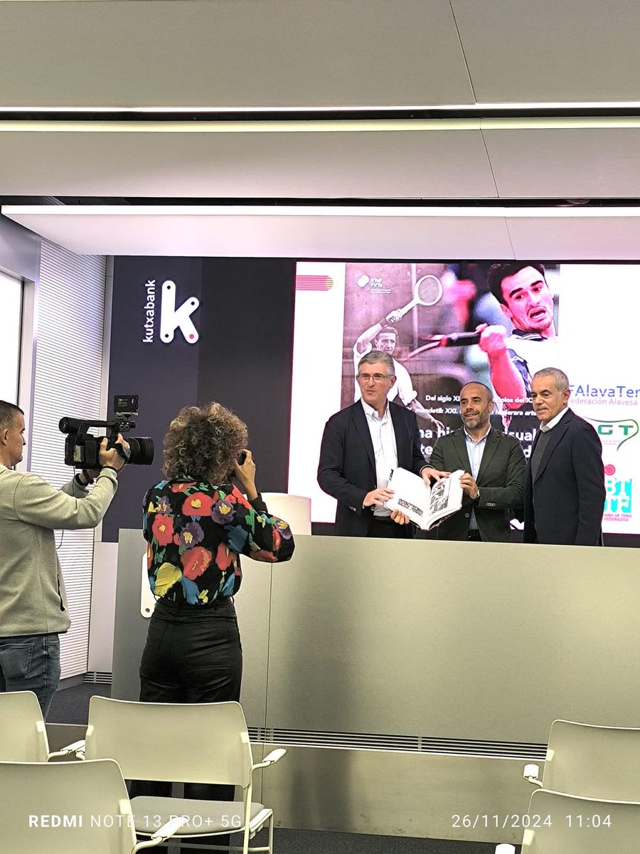 igordelbusto's tweet photo. Esta semana hemos presentado el libro “Una historia visual del tenis en Euskadi” en @kutxabank a los medios, y luego a “la gente del tenis” en @RCJolaseta, en el RCT San Sebastián @RCTSS y en la @pvitoriana. Eskerrik asko zuen harreragatik!!! ⁦@fvascatenis⁩ https://t.co/PT576B2aES