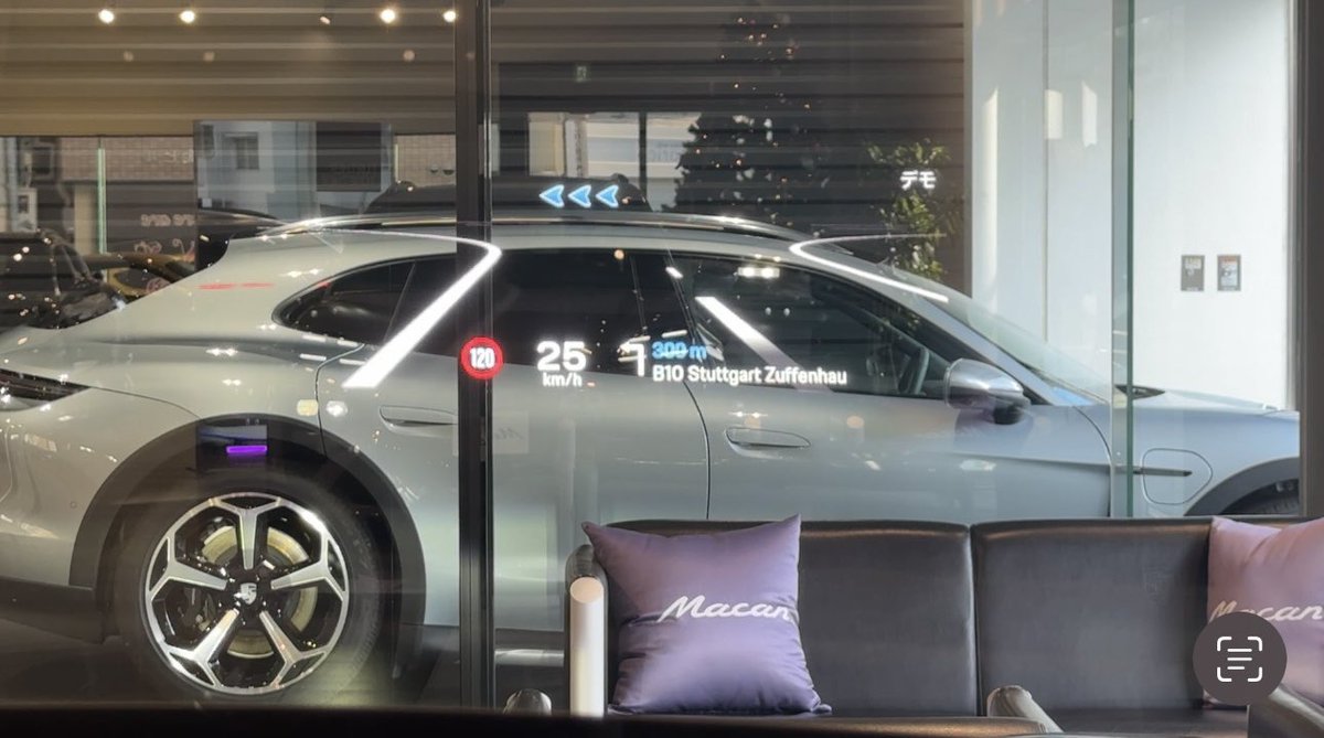 porsche_carlife's tweet photo. 新型 #マカンEV はじめて見た!
「拡張現実コンテンツ」モードで、AR技術によるヘッドアップディスプレイを体感。
10mくらい先に地図が浮かんで見えるような不思議な感じ…😮
#MacanEV https://t.co/iC5dRsZbSc