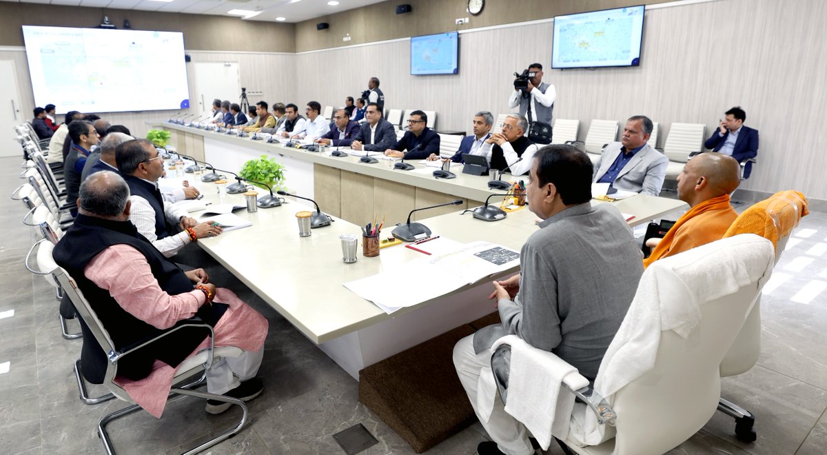 CMOfficeUP's tweet photo. #UPCM @myogiadityanath ने आज जनपद लखनऊ स्थित अपने सरकारी आवास पर केंद्रीय सड़क परिवहन एवं राजमार्ग मंत्री श्री नितिन गडकरी जी की गरिमामयी उपस्थिति में समीक्षा बैठक की।

प्रयागराज महाकुम्भ-2025 के दौरान देश-विदेश से आने वाले श्रद्धालुओं के सुगम आवागमन को लेकर बैठक में विस्तृत चर्चा की गई। साथ ही, प्रदेश में संचालित राष्ट्रीय राजमार्ग परियोजनाओं की प्रगति को लेकर भी समीक्षा की।

@nitin_gadkari I #MahaKumbh2025 I #MahaKumbhCalling