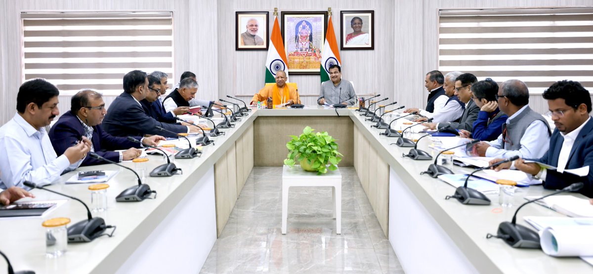 CMOfficeUP's tweet photo. #UPCM @myogiadityanath ने आज जनपद लखनऊ स्थित अपने सरकारी आवास पर केंद्रीय सड़क परिवहन एवं राजमार्ग मंत्री श्री नितिन गडकरी जी की गरिमामयी उपस्थिति में समीक्षा बैठक की।

प्रयागराज महाकुम्भ-2025 के दौरान देश-विदेश से आने वाले श्रद्धालुओं के सुगम आवागमन को लेकर बैठक में विस्तृत चर्चा की गई। साथ ही, प्रदेश में संचालित राष्ट्रीय राजमार्ग परियोजनाओं की प्रगति को लेकर भी समीक्षा की।

@nitin_gadkari I #MahaKumbh2025 I #MahaKumbhCalling