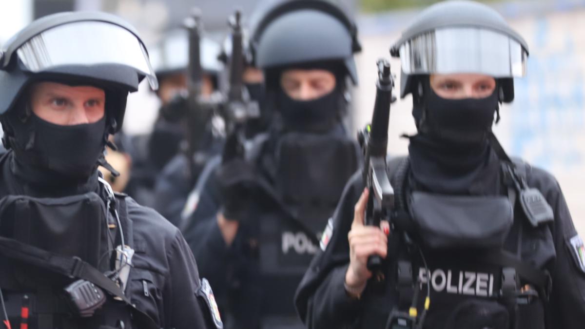 welt's tweet photo. SEK stürmt falsche Wohnung und verletzt 26-Jährigen schwer – „Versucht, zu vertuschen“ https://t.co/yYvDAfeMSB https://t.co/0h1jw08xO3