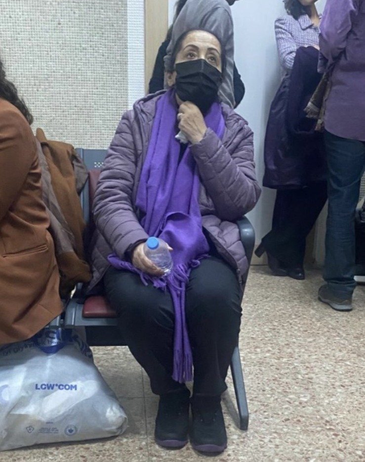 12 Eylül askeri darbesinin ardından kurulan İnsan Hakları Derneği'nin kurucu üyelerinden ve İstanbul şubesi yöneticimiz olan Nimet Tanrıkulu bu sabah Ankara Sulh Ceza Hakimliği tarafından akıldışı ve hukuk dışı bir gerekçeyle tutuklandı.
Ömrü boyunca barışı, insan haklarını ve