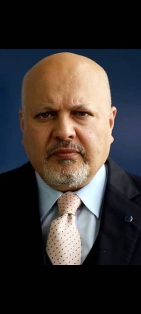 ahmedalshedee's tweet photo. المدعي العام لمحكمة الجنايات الدولية السيد كريم أحمد خان
بعد تحقيق دام لأشهر طويلة في جرائم الحرب ضد غزة وبعد أن تعرض لضغوطات وتهديدات له ولعائلته وكل العاملين معه للتوقف عن هذه التحقيقات وبعد أن فتحو ضده تحقيقا من أسابيع بتهم خطيرة كسوء السلوك  والتحرش الجنسي حتى يشككو في مصداقية المحكمة ويجبروه على الإستقالة ...إستطاع هذا المحامى البريطاني البارز والمتخصص في القانون الجنائي والقانون الدولي لحقوق الإنسان بإصدار بطاقة إيداع بالسجن ضد مجرمي الحرب نتنياهو ووزير دفاعه غالانت.
 استطاع كريم خان على عكس زملاءه من  الإدعاء العام في نفس المحكمة الذين سبقوه في نفس المنصب الذين رفضوا إغضاب أمريكا حتى لا توقف تمويل المحكمة وأغمضو أعينهم على كل الشكايات والملفات التي تثبت جرائم الحرب... تجرأ هذا البطل على إتهام إسرائيل بما إتهمت به النازية في نفس المحكمة منذ سنوات...إستطاع كريم خان أن يجعل هذا اليوم يوما أسودا في تاريخ اسرائيل.
شكرا سيدي ... أنت أكبر بطل في هذا الزمن الحزين بل بطل خارق... الإنسانية جمعاء ستذكر لك شجاعتك.
أنشرو صورته على كل الصفحات مع إسمه حتى يعلم كل إنسان حر بإنه الوحيد الذي دافع عن الظلم في فلسطين دون خوف .
منقول #FreePalestine