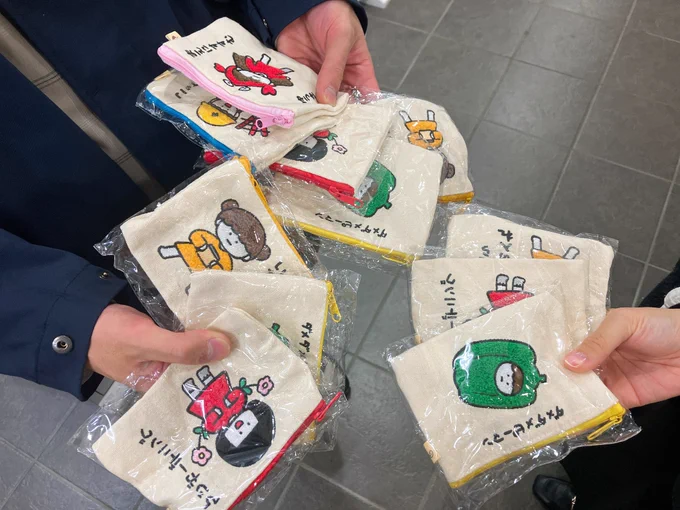 がちゃ処原宿店サイン&おえかき会おわりました!遊びにきていただいた方、ガチャまわしてくださった方ありがとうございましたあたたかいスタッフさんたちとフォロワーさんたちに囲まれとても居心地のよいイベントでした!楽しかった〜!明日以降もあたりは入ってますのでぜひ 