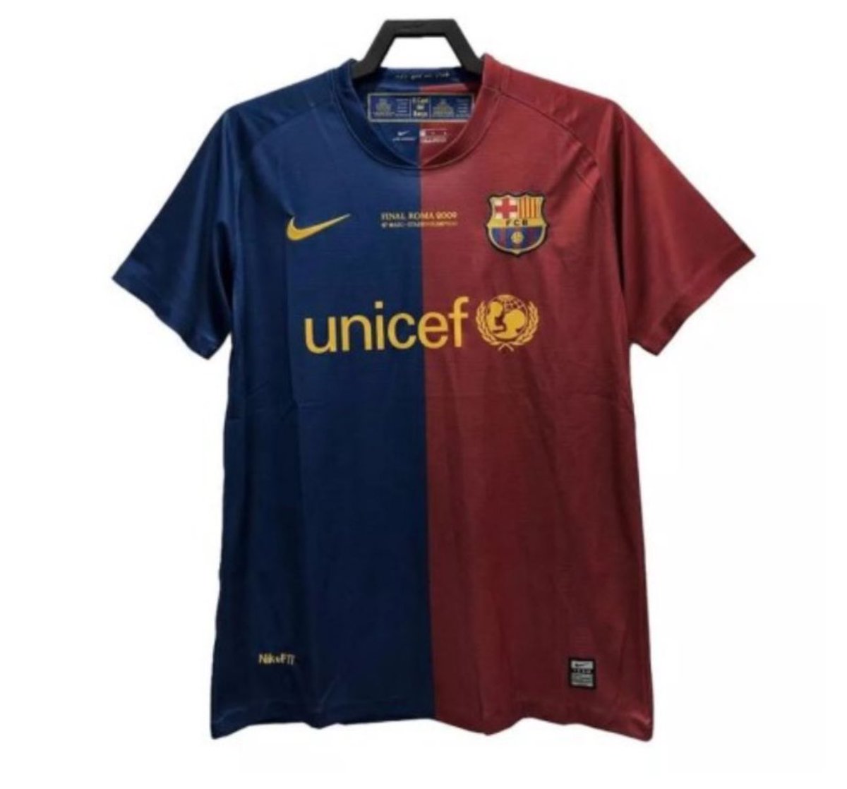 LACASADELCULER's tweet photo. ⚠️ATENCIÓN⚠️

🎉 Como ayer fue el 125 aniversario del #FCBarcelona, vamos a hacer un #SORTEO de una camiseta a elegir de cualquier temporada del #Barça!

Para participar hay que cumplir los siguientes requisitos:

- Dale RT y MG al tweet ❤️
- Sigue a @futbolezco y a @LaCasaDelCuler ✍️
- *OPCIONAL* Mencionar a un amigo (doble participación)

Daremos el ganador el Lunes 02 de Diciembre en el directo postpartido del #BarçaLasPalmas en nuestro canal de #twitch 📺

https://t.co/BnUvYQpdhV
