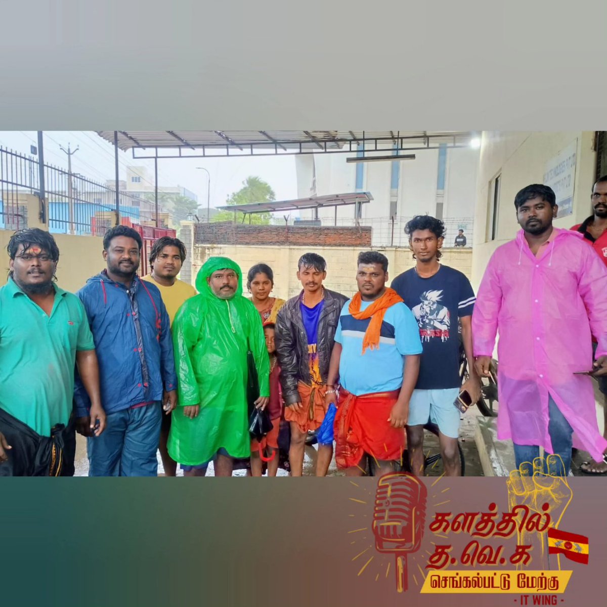 tvk_pallavaram's tweet photo. களத்தில் த. வெ. க!
சாலையில் மழை நீர் அகற்றுதல் மற்றும் உணவு தயார் செய்தல் பணியில் ஈடுபட்ட பம்மல் வடக்கு பகுதி, 11வது வார்டு நிர்வாகிகள்

#fengalcyclone #TVK #Thalapathy #Vijay #Tvkitwing https://t.co/zOnreQKPLP