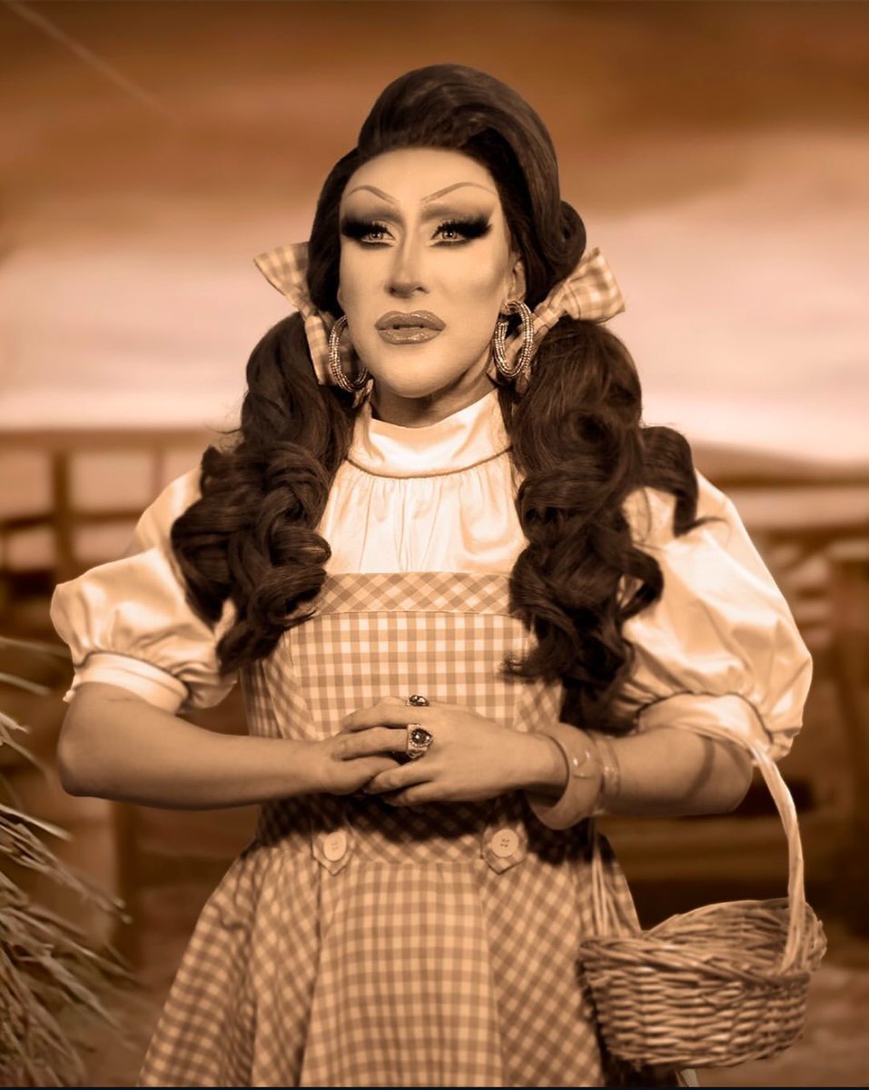 juliocrubio's tweet photo. Después de ver las fotazas de @SamanthaBallent del Mago de Oz, me vino al recuerdo esta. Lo cierto es que no sé por cuál optar porque me encantan las dos. #wicked https://t.co/AMNzfjz9Kk