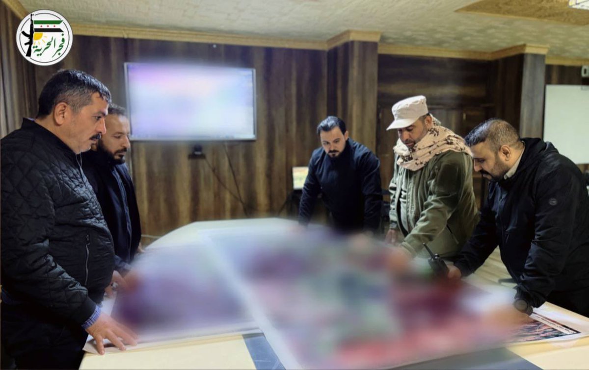 Suriye Milli Ordusu Türkmen Ekipleri 🇹🇷 

#ÖzgürlükŞafağı operasyonunu Sultan Murad Tümeni komutanı, Türkmen Fehim İsa, yeni askeri harekât operasyon odasını yönetiyor.

Kaideli Milli Devlet Unsurları Nedir Fotoğraflarda 👇