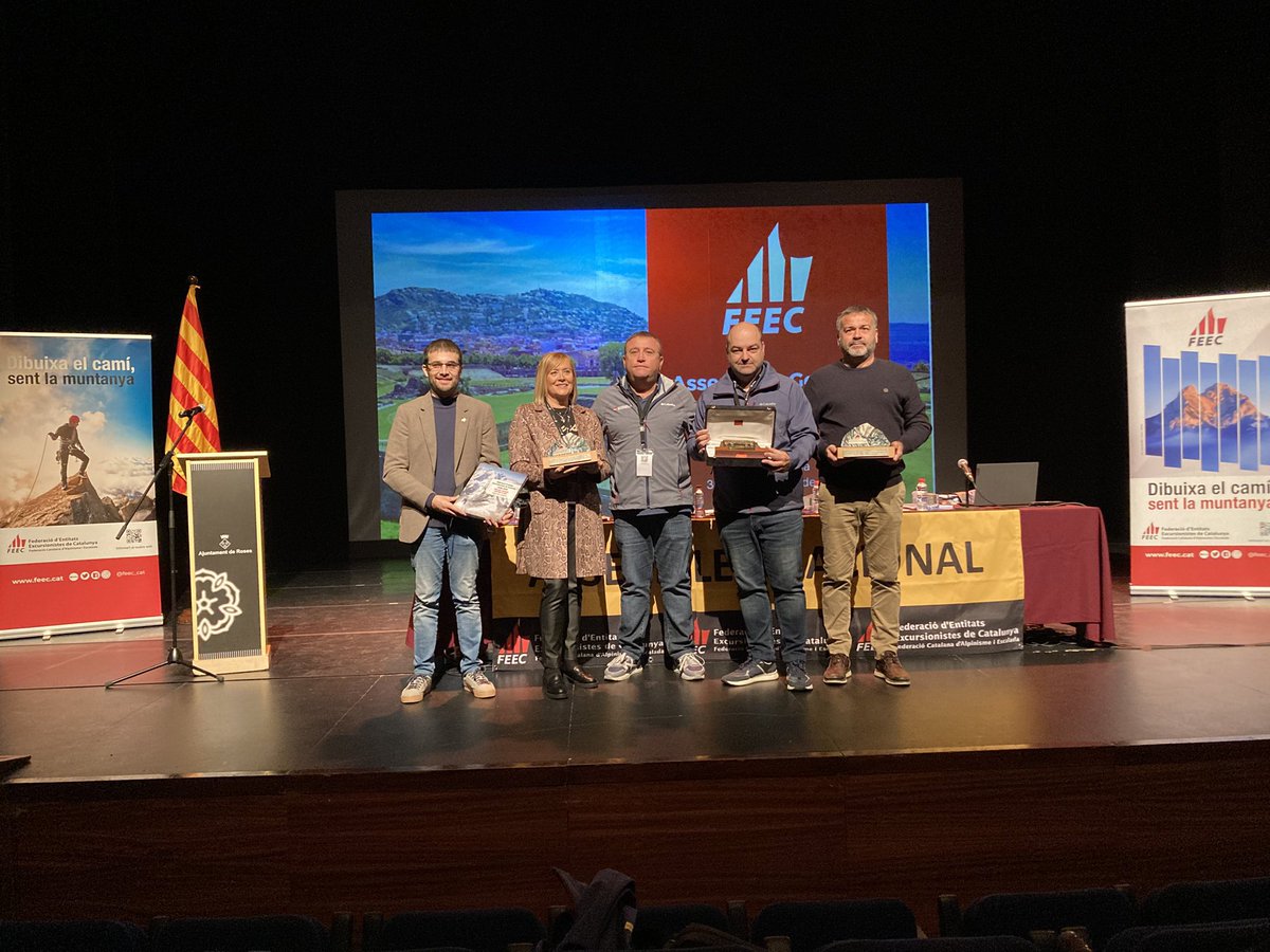 FEEC_cat's tweet photo. Comença l’#agefeec amb la presentació de la nova imatge 2025 i el repàs a l’activitat de les entitats ⚪️🔴
#sentlamuntanya #sommuntanya #somentitats https://t.co/Mo81R3hpME