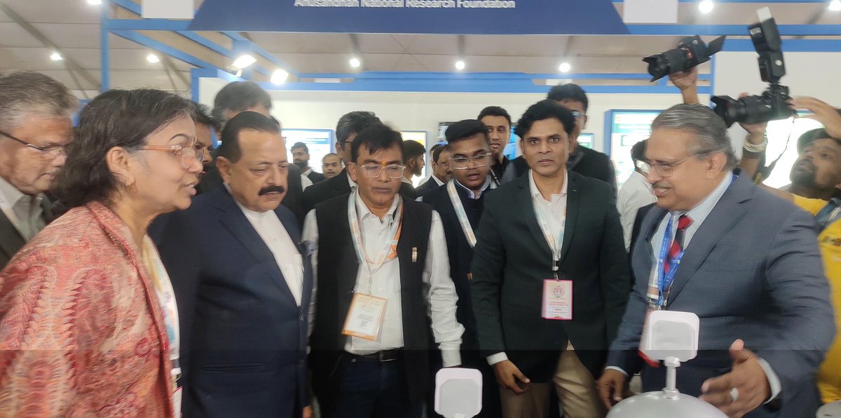 ari_pune's tweet photo. 🌟 A proud moment for Agharkar Research Institute at the @IISF_2024 ! 

Hon’ble Minister of Science & Technology, Dr. Jitendra Singh, interacted with our scientists and applauded their impactful research for societal benefit.

Dr. Kalaiselvi, DG CSIR, also commended ARI for its significant scientific and technological contributions. Grateful for the inspiration to continue driving innovation for a better tomorrow! 💡🔬