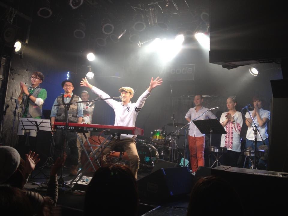 takoatuatu's tweet photo. 21周年を迎えたVi-codeで
『Rails-Tereo』 約6年振りのバンドワンマンライブ♪
レイルの無茶振りソロ回し健在で嬉しかった。バンドでしか聴けない曲、聴きたかった曲が聴けて最高でした。
メンバー写真は2012年の写真😁
✨これからもステージで輝き続けてください✨
#レイルステレオ #railstereo https://t.co/7Q1uZn0Heo