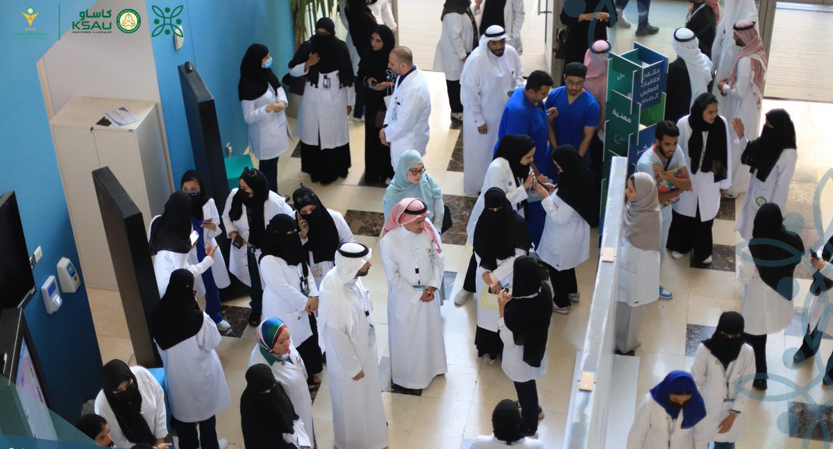 Dr_b_almuqbil's tweet photo. برعاية كريمة من معالي رئيس الجامعة أ. د. بندر بن عبدالمحسن القناوي وانطلاقا من رؤية جامعة الملك سعود بن عبدالعزيز للعلوم الصحية في تمكين الطلاب والطالبات ودعمهم للإسهام في كل ما من شأنه دعم صحة الوطن والارتقاء بشخصية خريجيها.. نظمت #كاساو @KSAU_HS  ممثلة بعمادة شؤون الطلاب ووحدة الوعي الفكري @KSAU_DSA "ملتقى أخلاقيات الممارس الصحي" في نسخته الأولى لتعزيز القيم الأخلاقية والمهنية للممارس الصحي.

وأهم المحاور التي سلط الملتقى الضوء عليها:
- التعريف بمفاهيم أخلاقيات المهنة ومستجداتها وتعزيز ممارساتها الصحية والتوعية بتطبيقات أخلاقيات المهنة في القانون السعودي والتوعية بالأخطاء الطبية من منظور أخلاقي وقانوني وكيفية التعامل معها.
- التعريف بأهمية بناء النموذج الأمثل للتعامل الأخلاقي في  توظيف الممارس الصحي لمنصات التواصل الاجتماعي وكيفية الاستفادة منها لدعم مجال الإعلام الصحي ورفع مستوى المهنية والاحترافية في هذا الميدان.
- تعزيز الوعي بالقيم الأخلاقية عند توظيف أدوات الذكاء الاصطناعي في الأبحاث العلمية ذات العلاقة بالرعاية الصحية.
- التعريف بأهم الممارسات الأخلاقية وتطبيقاتها بين أفراد الفريق الطبي داخل المنظومة الصحية . 

ولله الحمد حقق الملتقى أهدافه من خلال: 
+12جلسة حوارية 
+٣٠ متحدث 
معرض تفاعلي مصاحب 
+ ١٠٠٠ مستفيد على مدار يومين 

حيث يُعد الملتقى نقطة التقاء هامة لجميع الممارسين الصحيين من أطباء، وممرضين، وفنيين وطلبة لمناقشة القضايا الأخلاقية الحديثة، ومشاركة التجارب، والاطلاع على أحدث المعايير العالمية التي تساهم في الارتقاء بمستوى الممارسات الصحية في المملكة.

وبهذه المناسبة أتقدم بالشكر والتقدير لمعالي رئيس الجامعة على رعايته الكريمة لهذا الملتقى الهام ودعمه اللامحدود لكل ما يخص الطلاب والطالبات.

وشكر خاص للجنة العلمية بقيادة الدكتورة أريج العوفي على إشرافها العلمي على موضوعات ومحاور الملتقى والشكر موصول للزملاء عمداء الكليات وأعضاء هيئة التدريس في المدينة الجامعية بجدة وكافة المتحدثين والضيوف الذي أثروا الملتقى بمشاركاتهم.

ختاماً، 
ممتن لزملائي فريق عمل عمادة شؤون الطلاب لجهودهم الجبارة التي أسهمت في نجاح هذا الملتقى والشكر موصول للطلاب والطالبات قادة البرنامج وأعضائه المميزين على إبداعهم وجهودهم الكبيرة في إخراج الملتقى بالصورة التي تليق بأهميته وموضوعه. 

وعلى منصات الإنجاز نلقاكم..