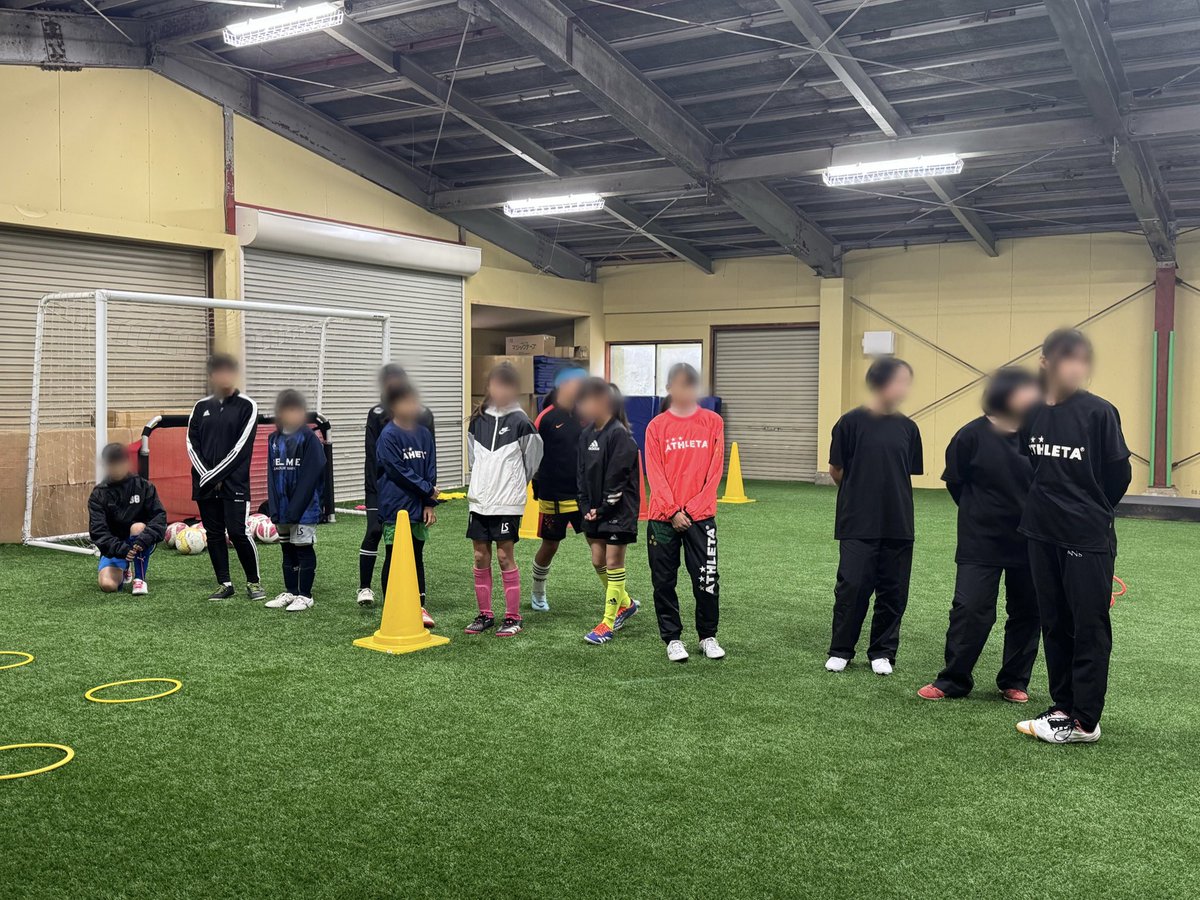 lilywolfFI's tweet photo. 【リリーウルフU-15】
本日の練習会には小学生6名、中学生7名にご参加いただきました⚽️

パス回しやミニゲーム、鬼ごっこなど楽しいメニューで笑顔があふれました✨

年内にまだ開催予定しているので、ぜひご参加ください！

#リリーウルフF石川 #U15 
#lilywolf 
#女子サッカー https://t.co/G8IBXw4wYG