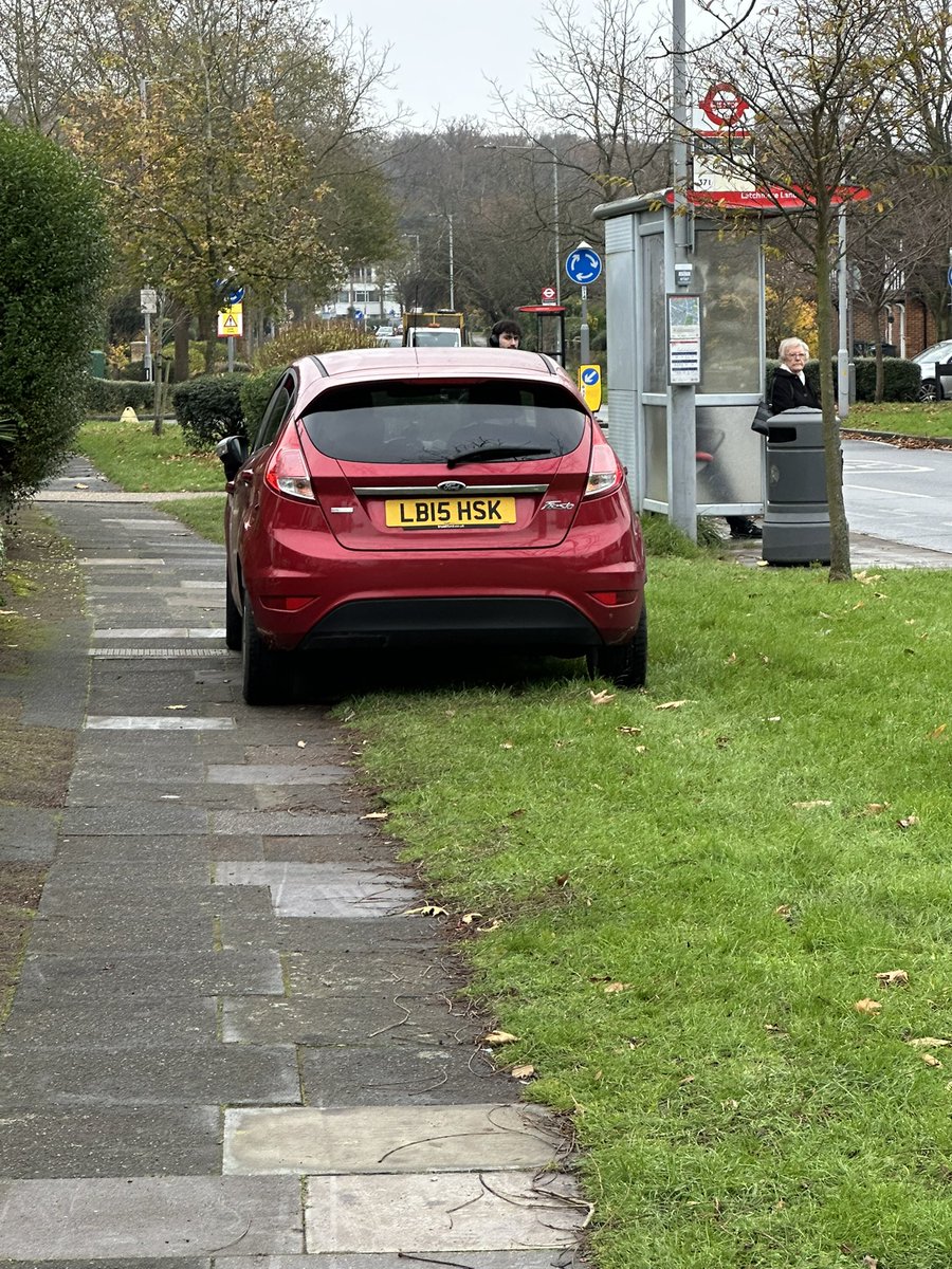 markwarne's tweet photo. Unbelievable parking on the grass verge and pavement on Tudor Drive @MPSTudor Absolutely no reason for anyone to ever do this, especially as there was ample parking on the other side of the road. Nice of them to try and ruin the nice grass verges. https://t.co/4hkik0DqFR