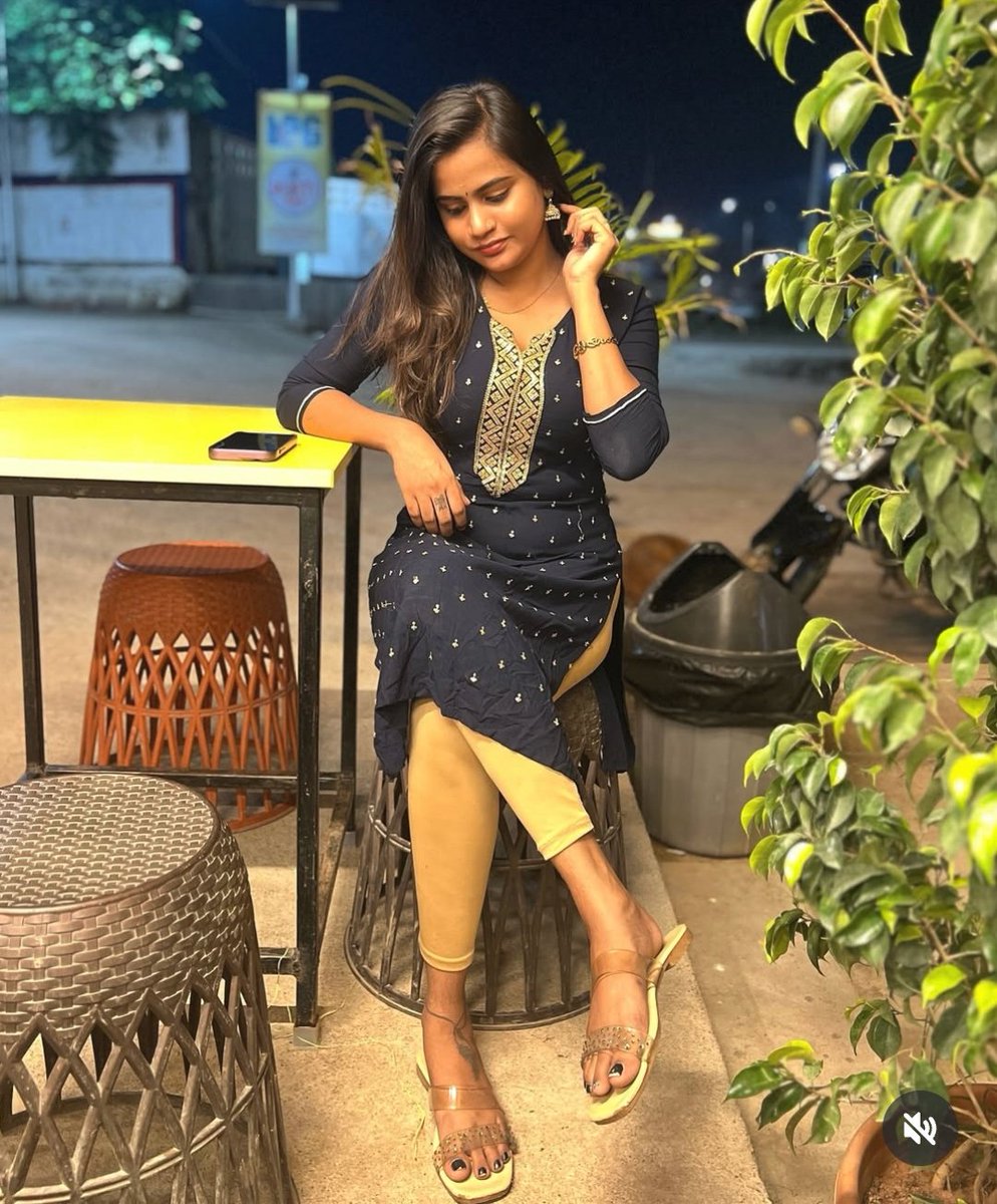 Wife :- Nee Ena di en purushana kaalula vila solra Yaru di nee

Mam :- Iru..Sl@ve kneel and l!ck my feet now 

Me :- Yes mam

Wife :- Enanga panringa niruthunga elarum pakuranga asingama iruku 

Mam :- Ipo Teriyutha Naa Yaru nu orama podi avan nakunathum solren kootitu po