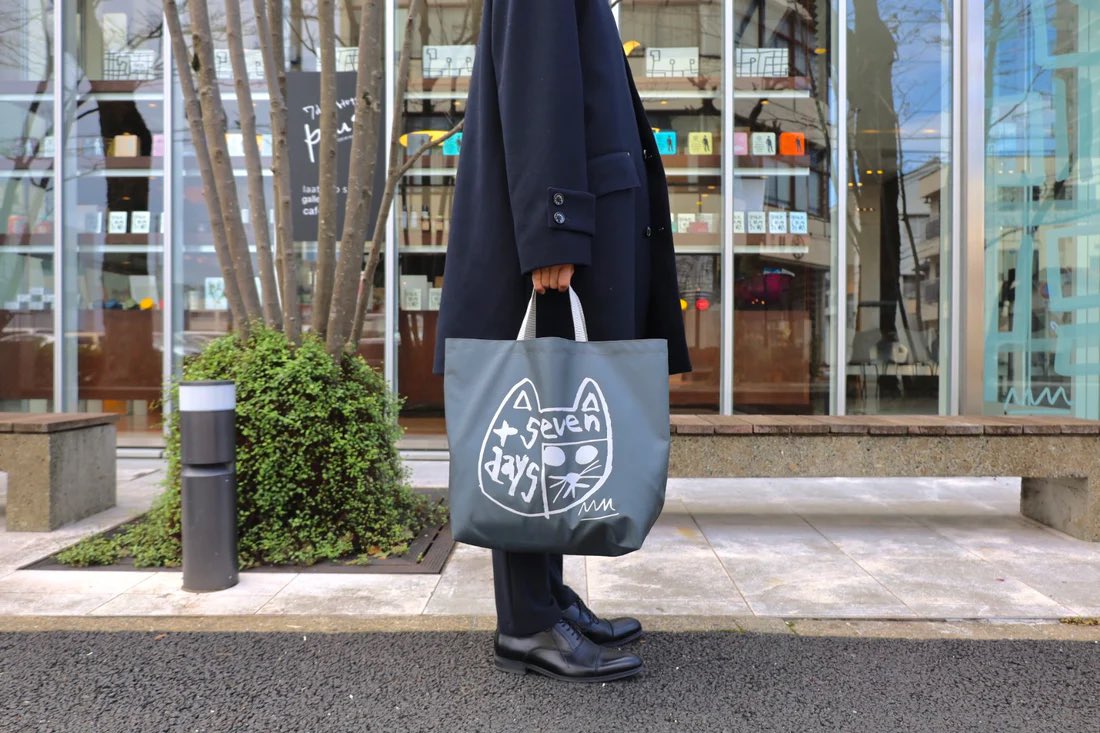 7dayshotel's tweet photo. 【lattikko shop 新商品のお知らせ🐈‍⬛】

大人気のエコバッグシリーズに新柄が登場しました！
持ち手はグレーで汚れも目立ちにくい落ち着いたデザインです🩶

オンラインショップでもたくさんご注文いただいています！
ぜひお買い求めくださいませ🐈‍⬛🖤

[¥3,300 ] https://t.co/wkjBGqgD6S