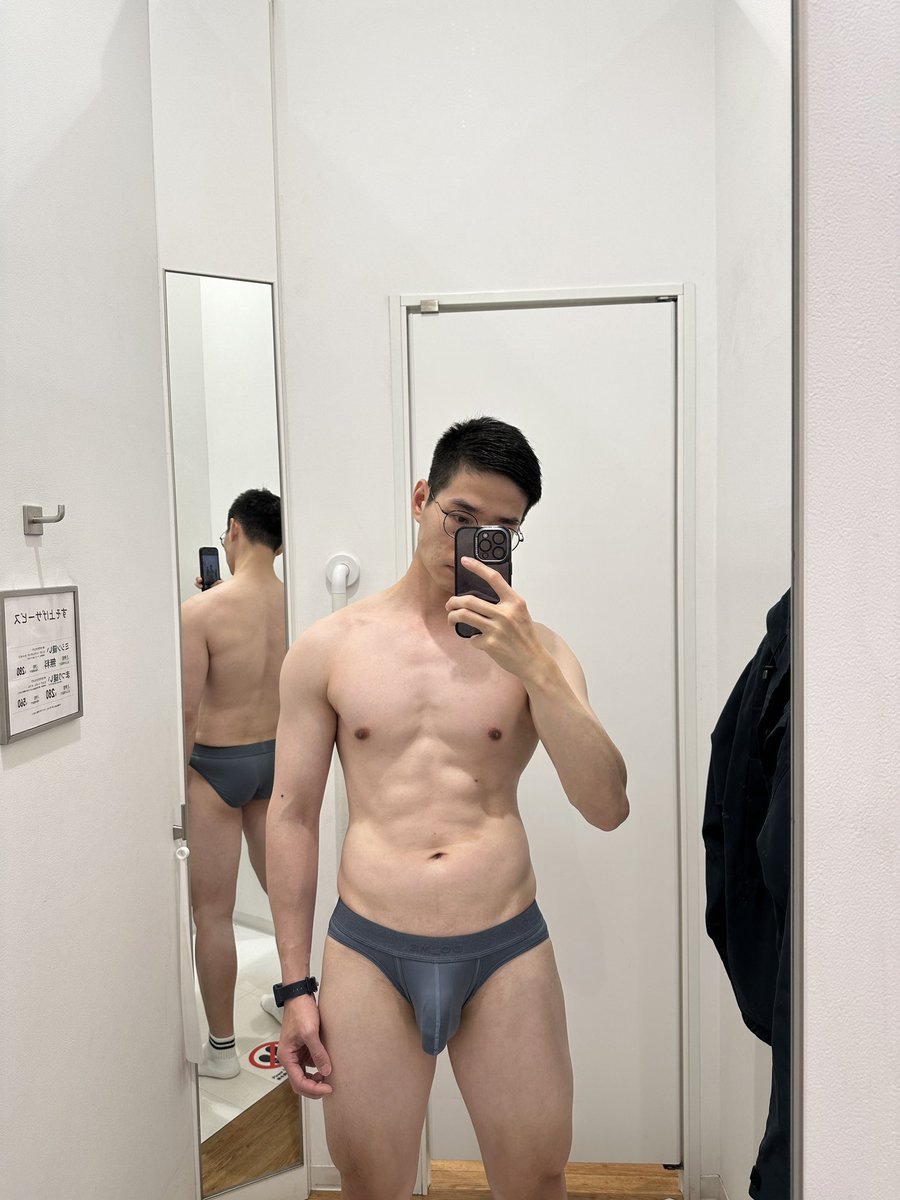 Bill0703's tweet photo. 日本的Uniqlo 前後都有鏡子😳 https://t.co/rcMi010l90