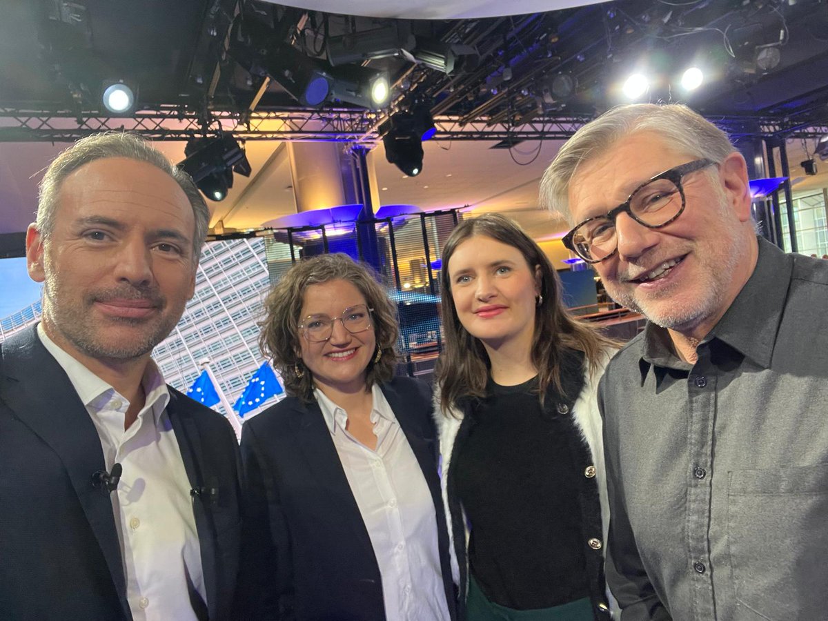 lafautealeurope's tweet photo. le pacte vert 🌎 est-il en alerte rouge?
@YANoghes reçoit @marietouss1 avec @JadeGrandin et @quatremer pour en débattre à 13h25 sur @franceinfo 
Déjà disponible ici 🎧https://t.co/6pnEFjJrX6 https://t.co/YgTdwOhpZQ