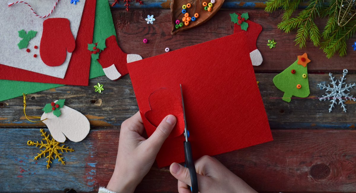 Join us today for the last Kids Club of the year between 11am and 4pm outside M&amp;S! 

Let's get in the Christmas spirit with your little ones making Christmas tree ornaments on wooden discs just in time for those Christmas trees going up 🎄✨

🗓️ FREE EVENT
ow.ly/AQyn50UeNRW